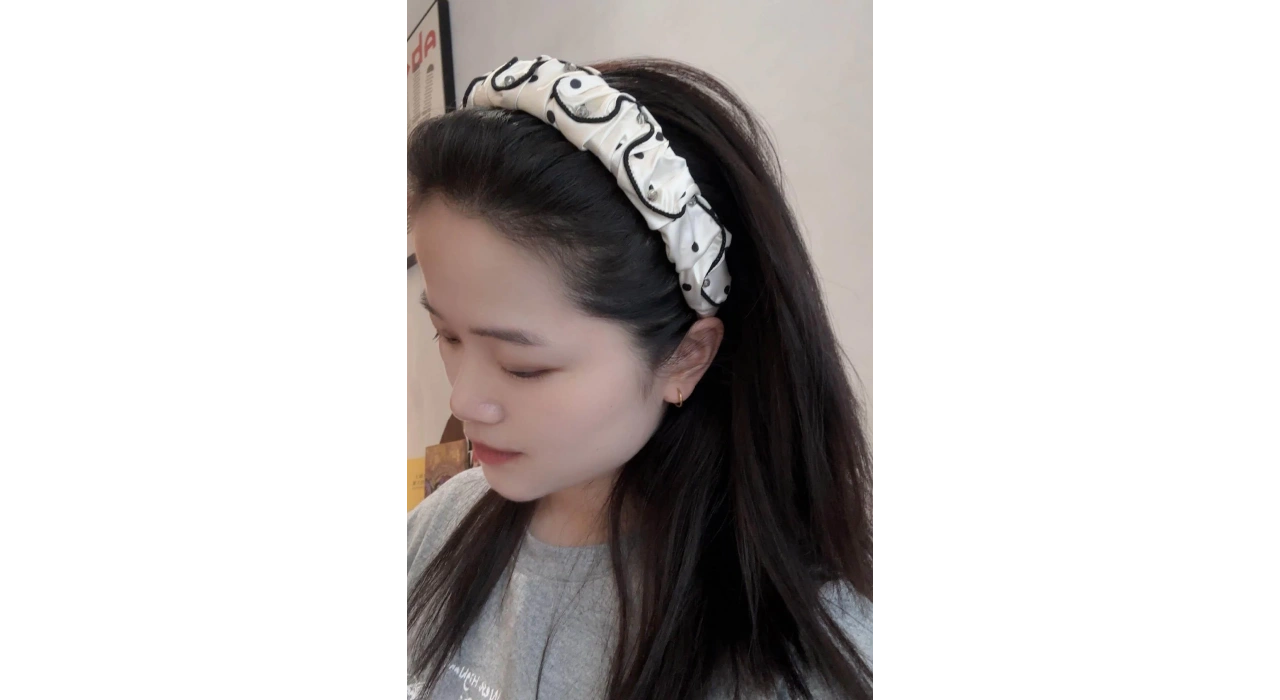 Beyaz Ve Siyah Renk Taş Detaylı Puantiye Detaylı Taç