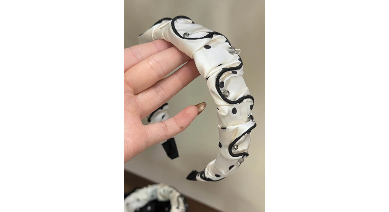 Beyaz Ve Siyah Renk Taş Detaylı Puantiye Detaylı Taç