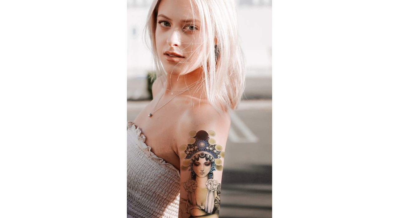Geçici Kadın Modelli Dövme Tattoo