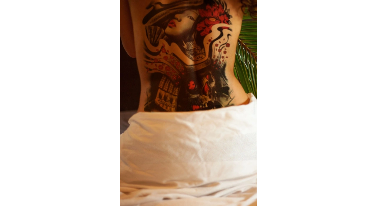 Geçici Kadın ve Kurukafa Modelli Sırt Dövme Tattoo