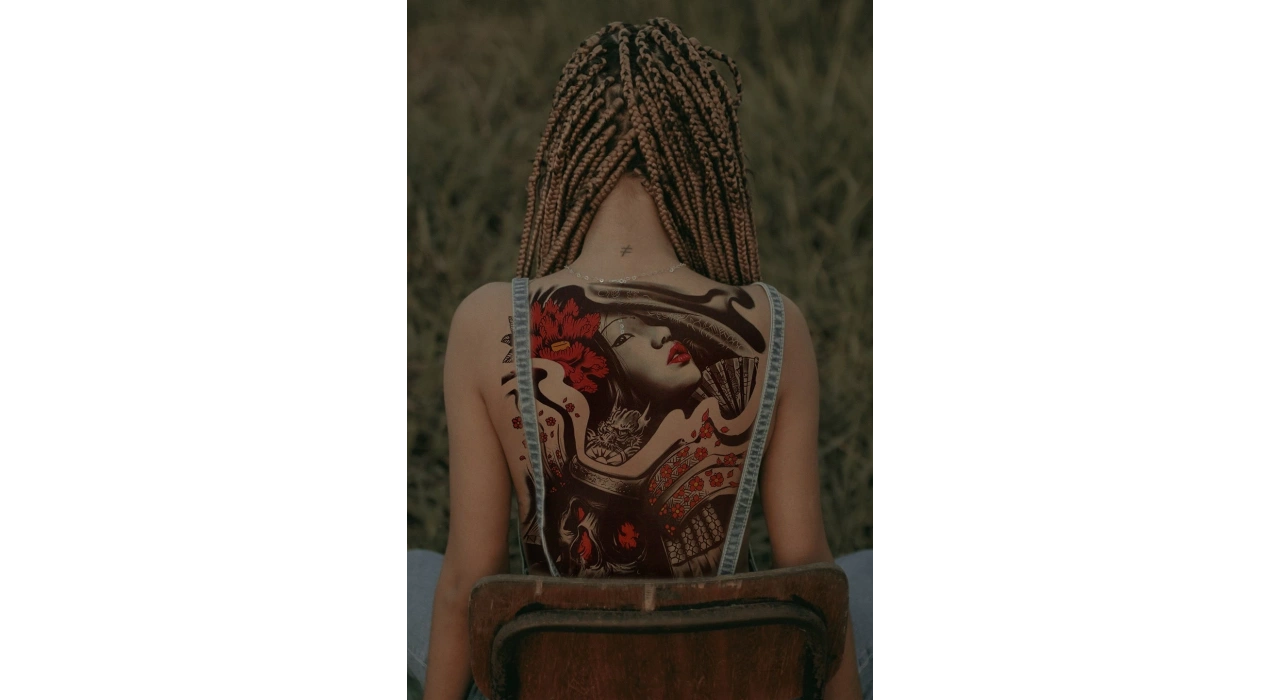 Geçici Kadın ve Kurukafa Modelli Sırt Dövme Tattoo