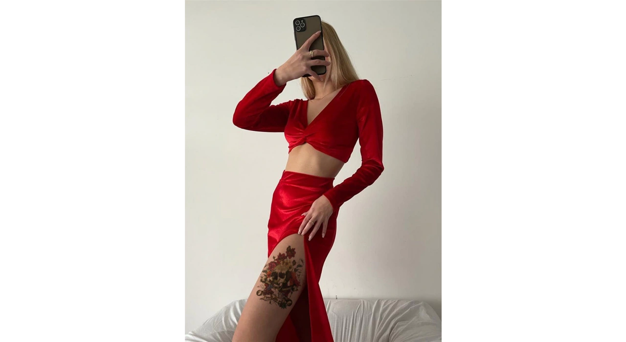 Geçici Kurukafa ve Çiçek Modelli Dövme Tattoo