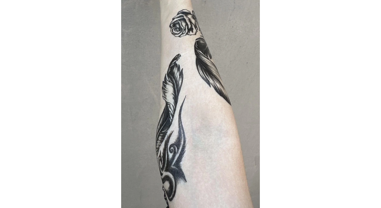 Geçici Tüy Ve Gül Figürlü Dövme Tattoo