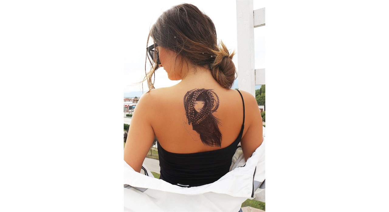 Geçici Tüy ve Kadın Modelli Dövme Tattoo