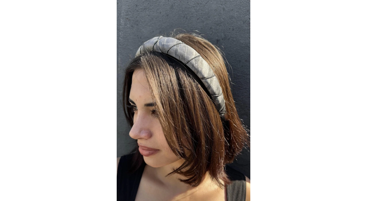 Gri Renk Taş Detaylı Taç