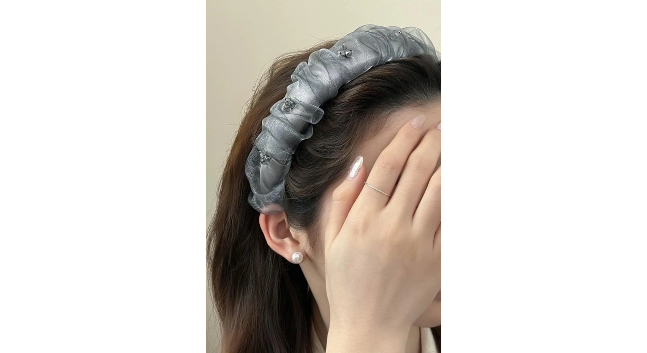 Gri Renk Taş Detaylı Taç