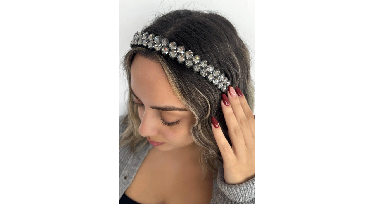 Gri Renk Taş Detaylı Taç