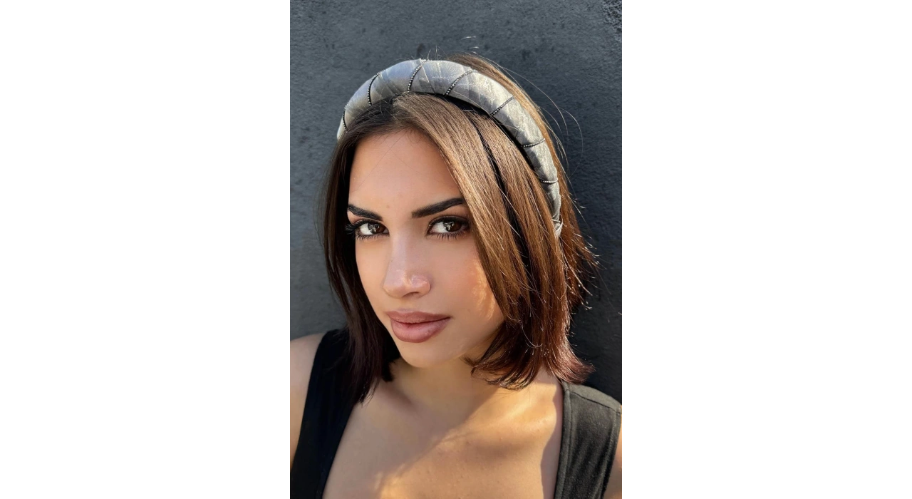 Gri Renk Taş Detaylı Taç