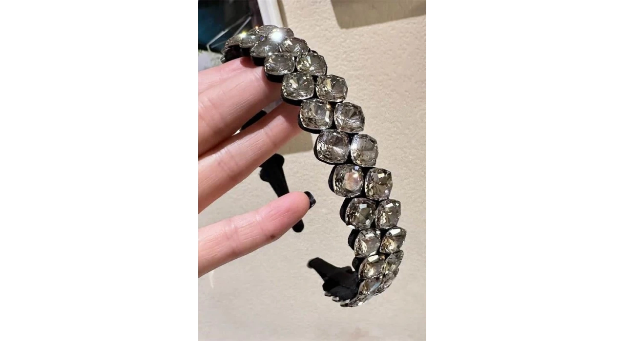 Gri Renk Taş Detaylı Taç