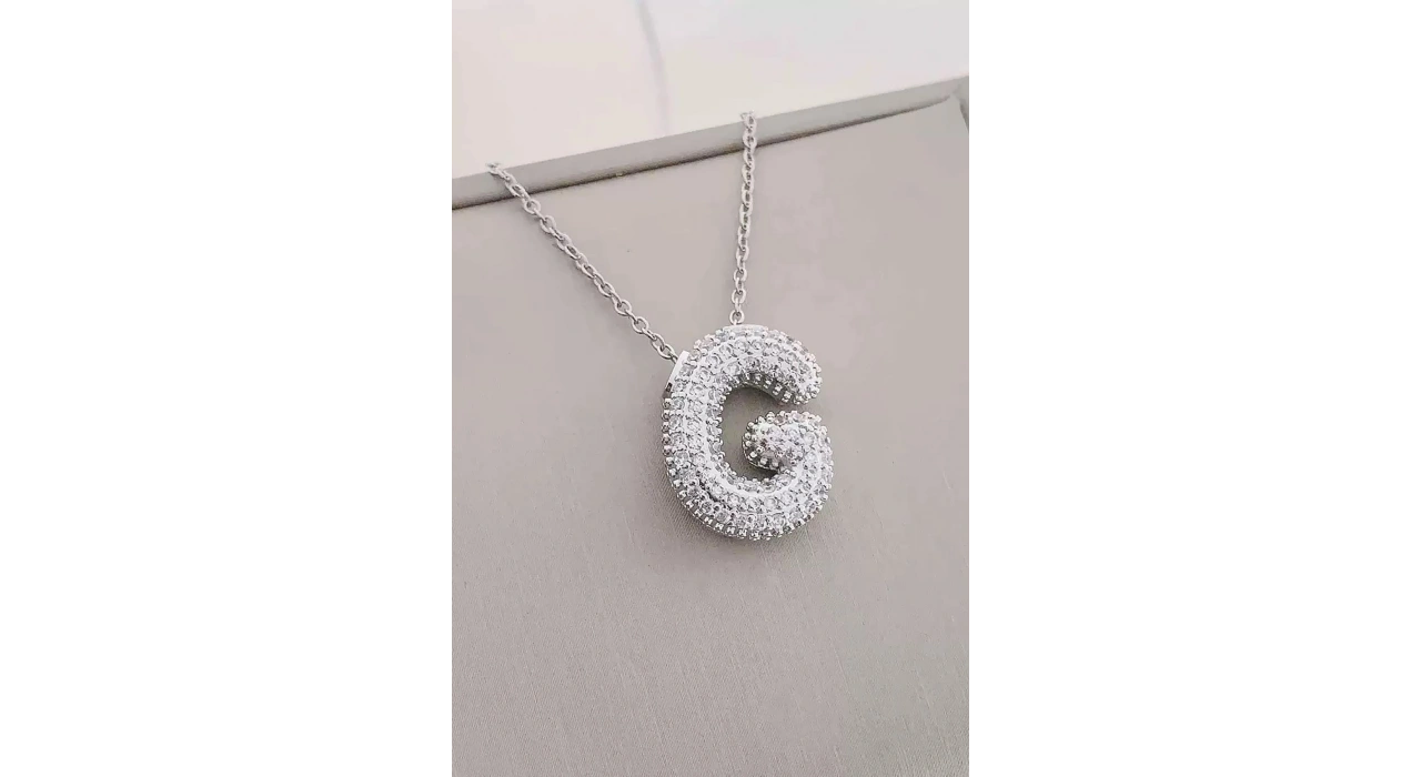 Gümüş Renk G Harf Taş Detaylı Çelik Kolye