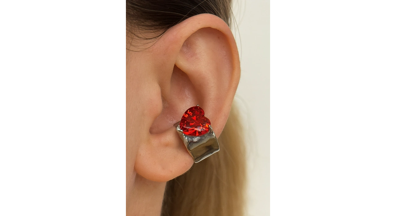 Gümüş Renk Kalp Figürlü Kırmızı Taş Detaylı 14K Altın Kaplama Ear Cuff (Tek)