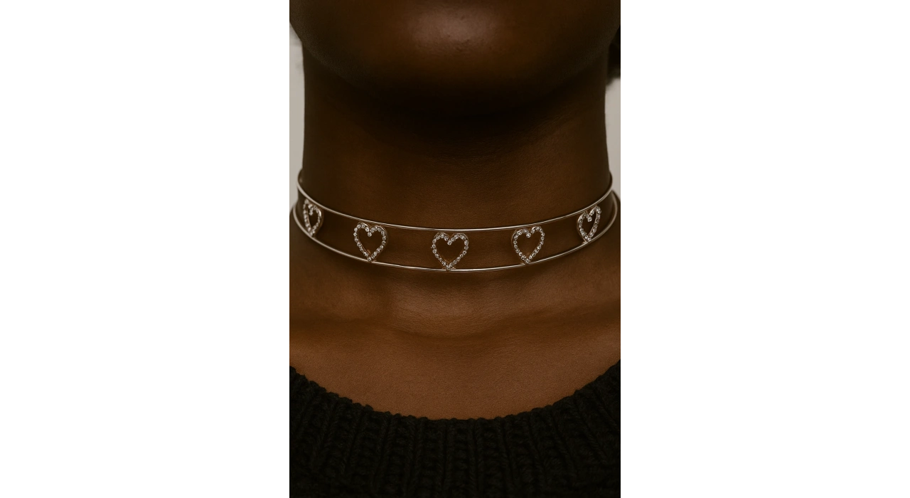 Gümüş Renk Kalp Figürlü Taş Detaylı Choker Kolye