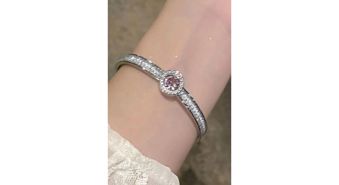 Gümüş Renk Pembe Taş Detaylı Çelik Kelepçe Bileklik