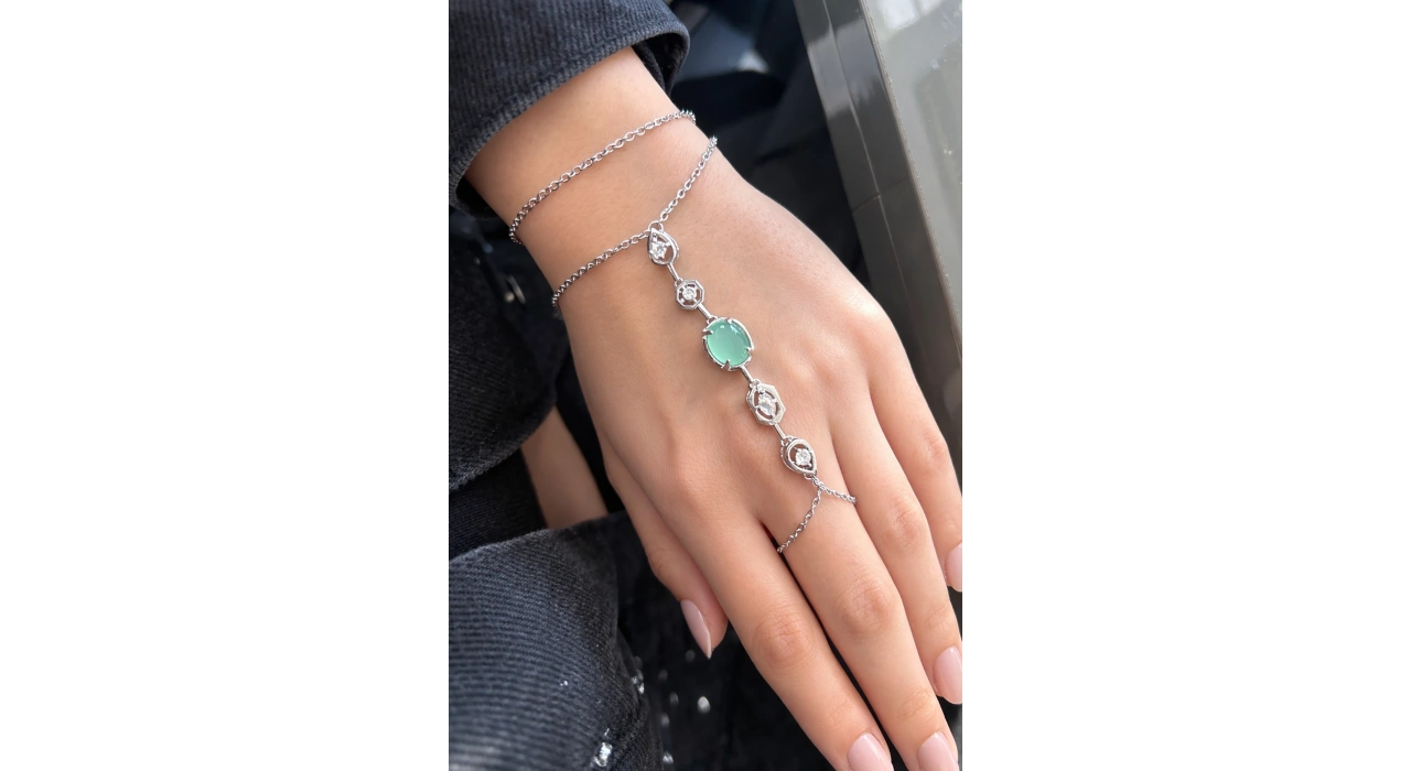 Gümüş Renk Taş Detaylı Çelik Şahmeran