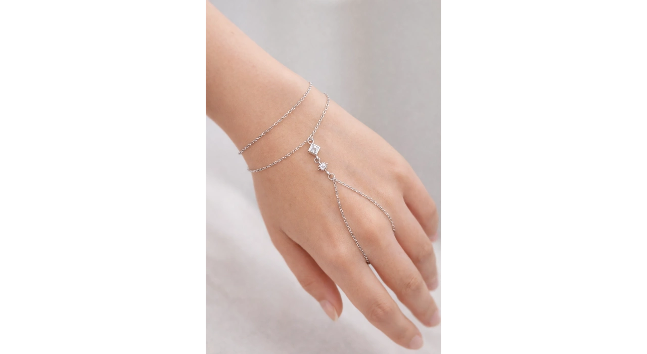 Gümüş Renk Taş Detaylı Çelik Şahmeran