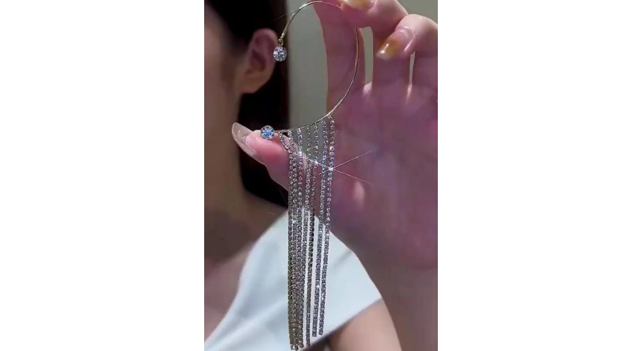 Gümüş Renk Taş Detaylı Kulak Aksesuarı (Tek)