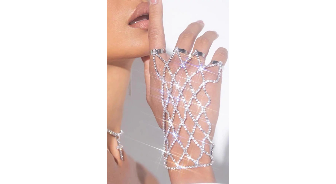 Gümüş Renk Taş Detaylı Tasarım Şahmeran