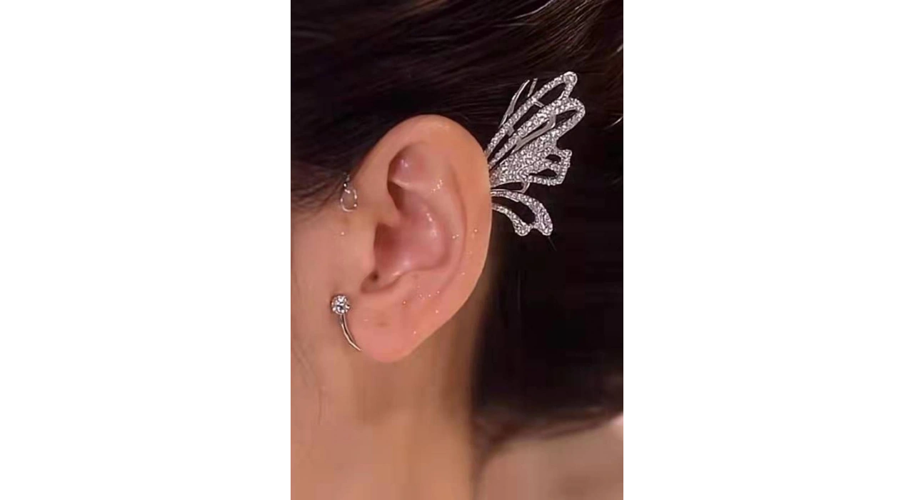 Gümüş Renk Taşlı Sallantılı Kanat Figürlü Kulak Aksesuarı (Tek)