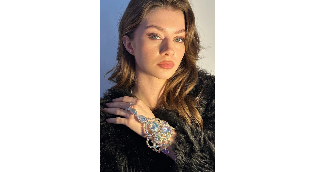 Hologram Taş Detaylı Tasarım Şahmeran