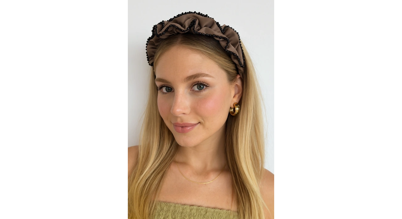 Kahve Renk Boncuk Detaylı Taç