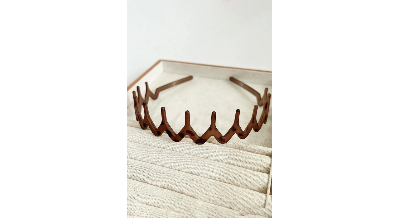 Kahve Renk Tarak Detaylı Taç