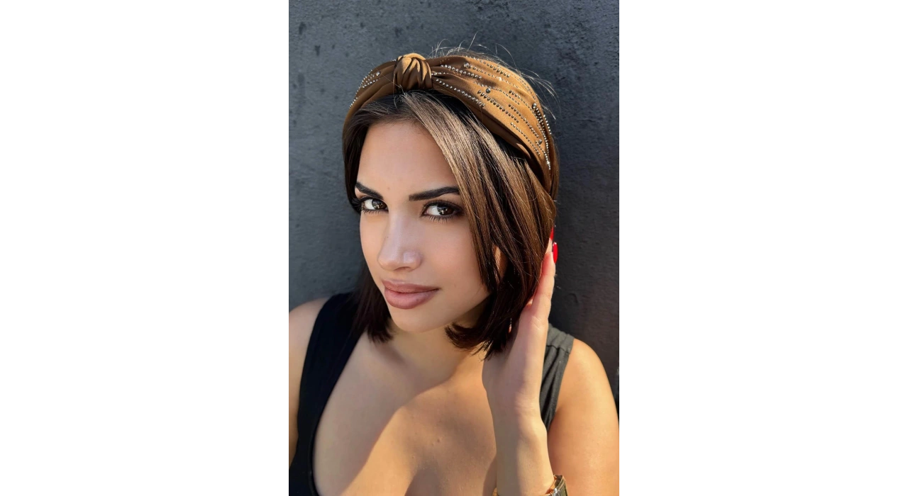 Kahverengi Düğüm Detaylı Taşlı Taç