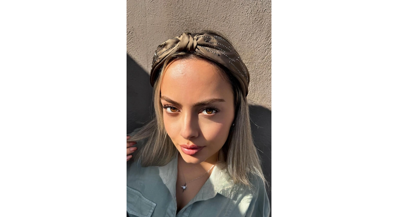 Kahverengi Düğüm Detaylı Taşlı Taç