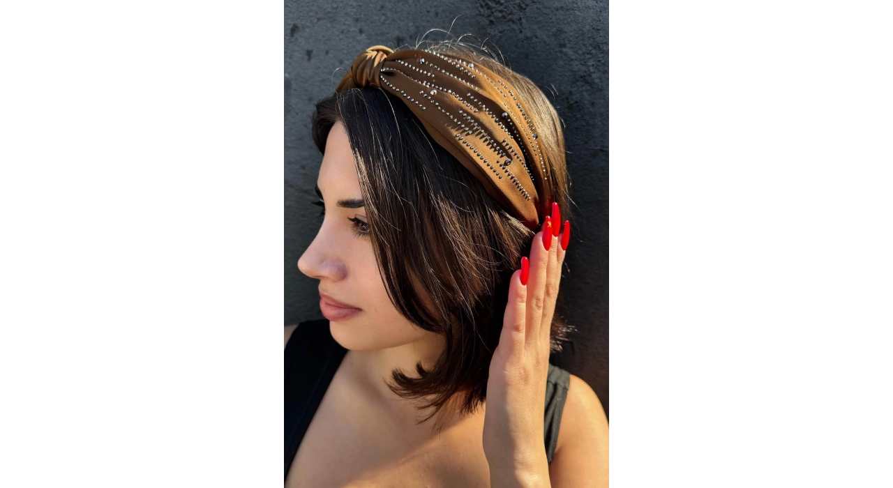 Kahverengi Düğüm Detaylı Taşlı Taç