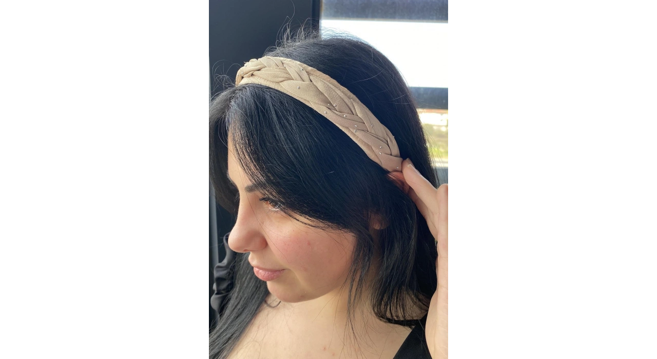 Kahverengi Örgü Detaylı Taç