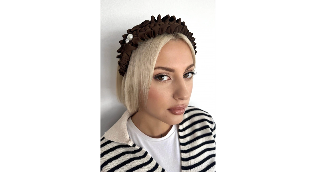 Kahverengi Taş Detaylı Büzgülü Taç