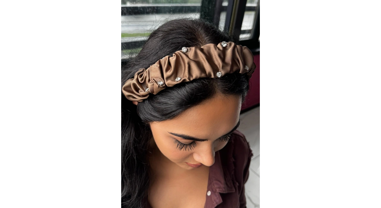 Kahverengi Taş Detaylı Saten Taç