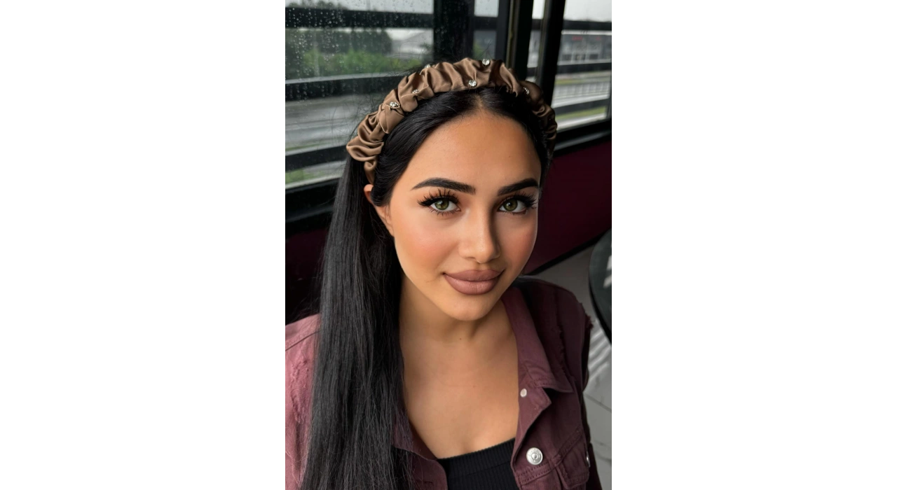 Kahverengi Taş Detaylı Saten Taç