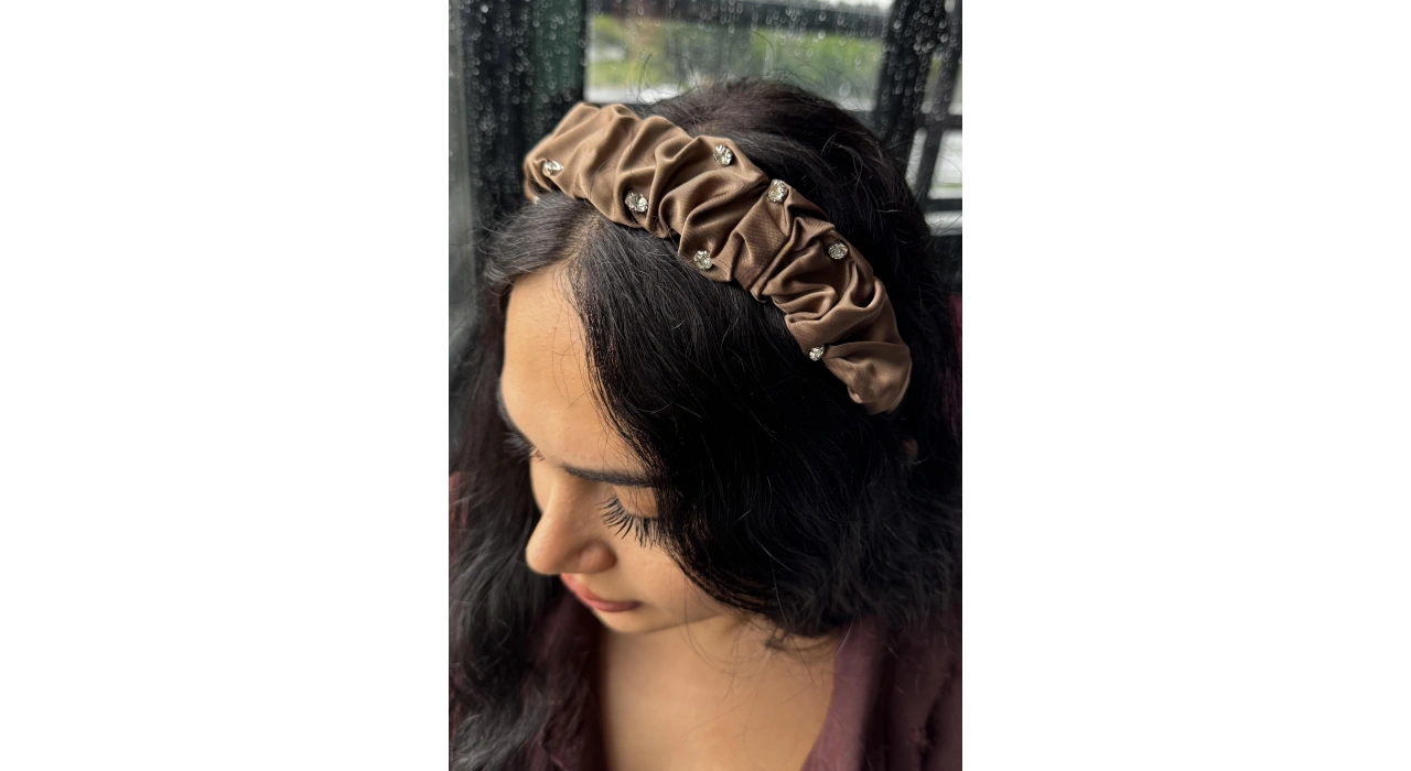 Kahverengi Taş Detaylı Saten Taç