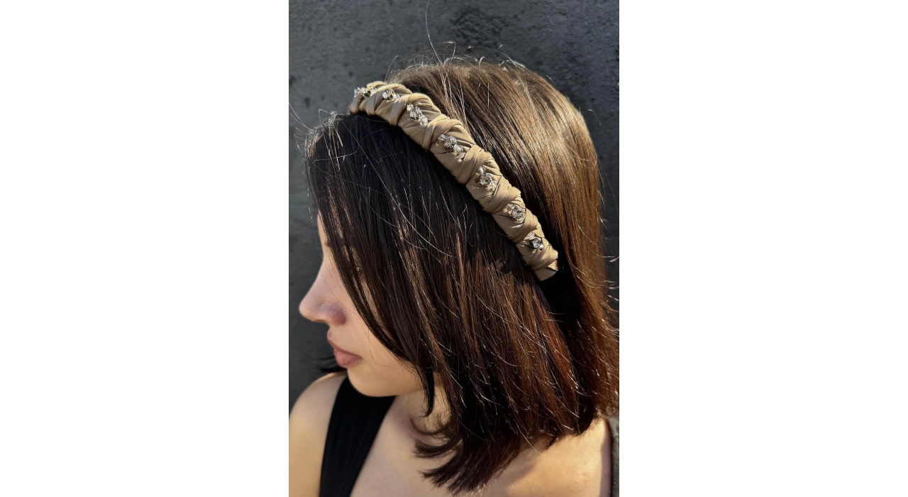 Kahverengi Taş Detaylı Taç