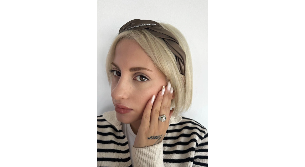 Kahverengi Taş Detaylı Taç