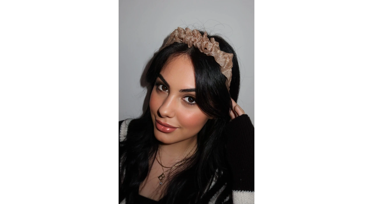 Kahverengi Taş Detaylı Taç