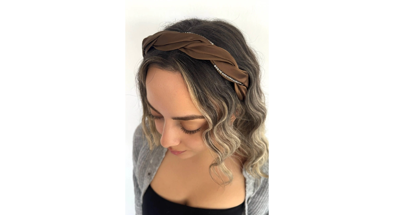 Kahverengi Taş Detaylı Taç