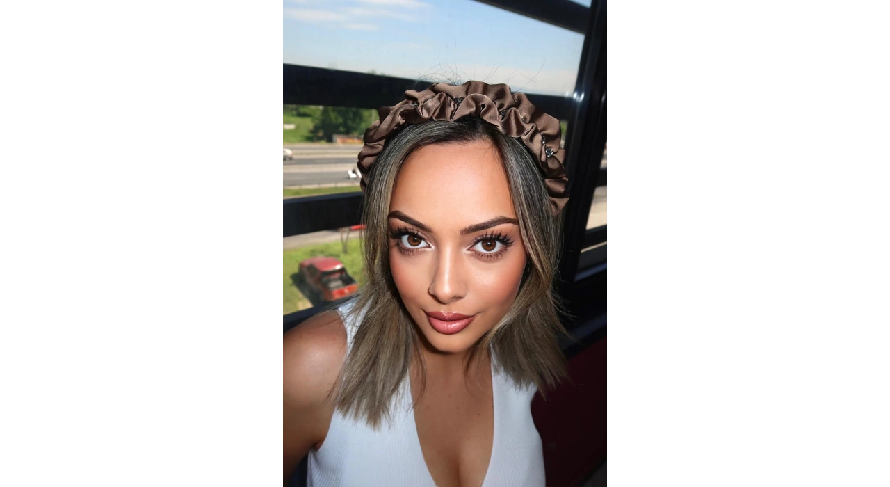 Kahverengi Taş Detaylı Taç