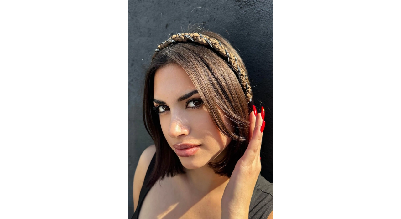 Kahverengi Taş Detaylı Taç