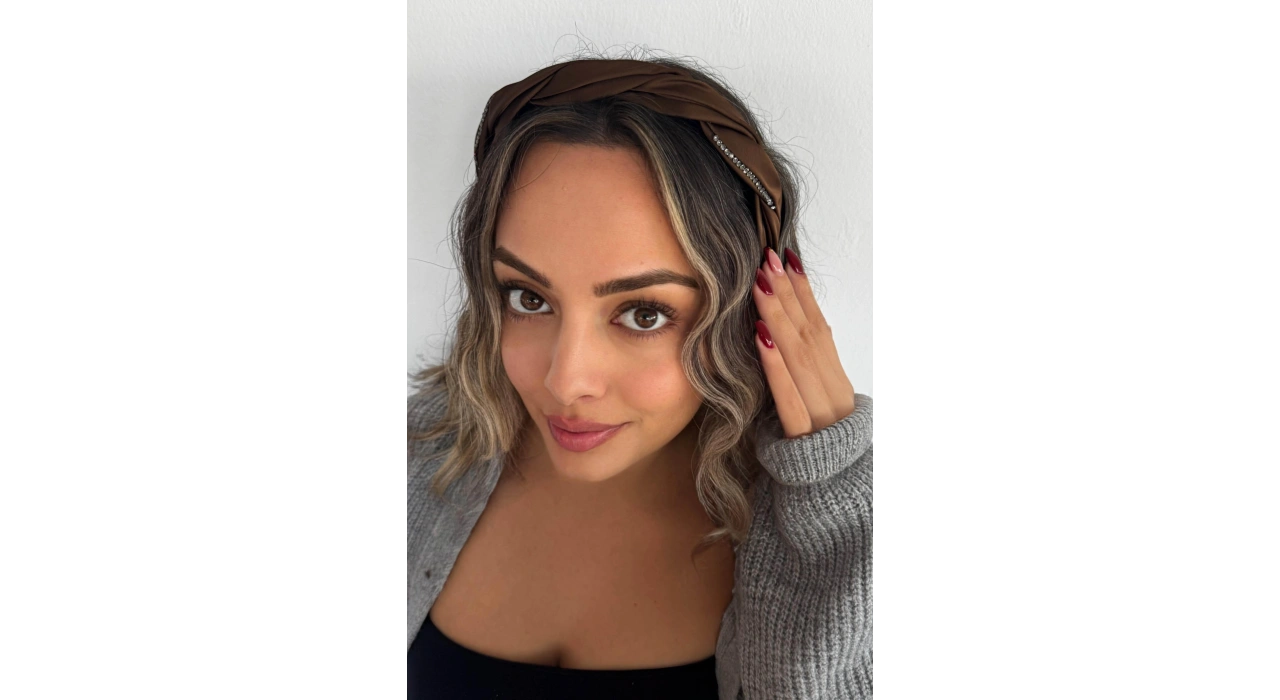 Kahverengi Taş Detaylı Taç