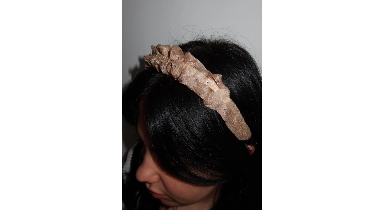 Kahverengi Taş Detaylı Taç