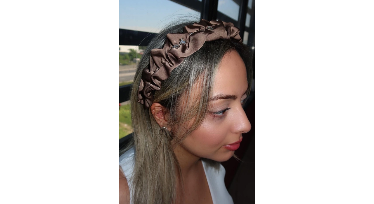 Kahverengi Taş Detaylı Taç