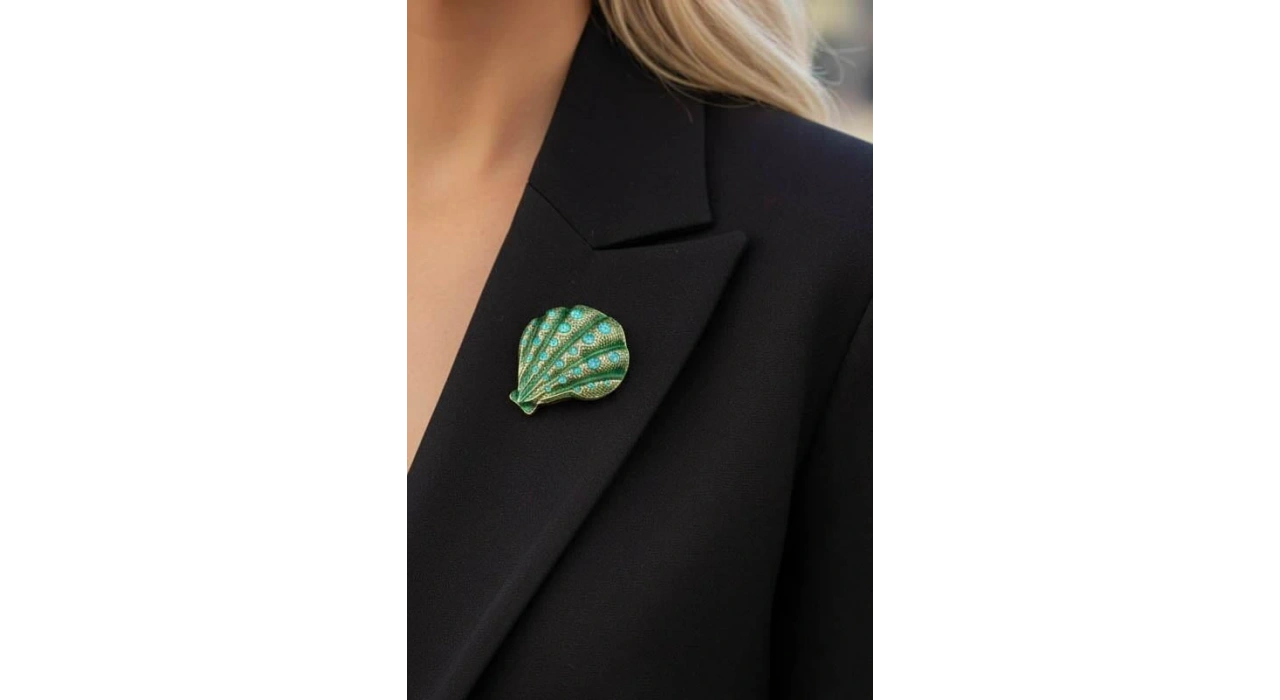 Karışık Renk Deniz Kabuğu Figürlü Taş Detaylı Broş