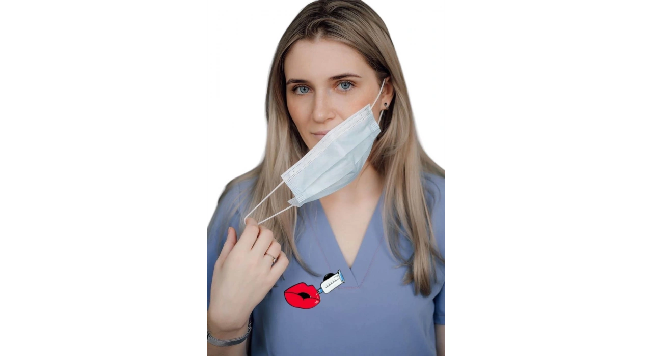 Karışık Renk Dudak Ve Şırınga Figürlü Broş