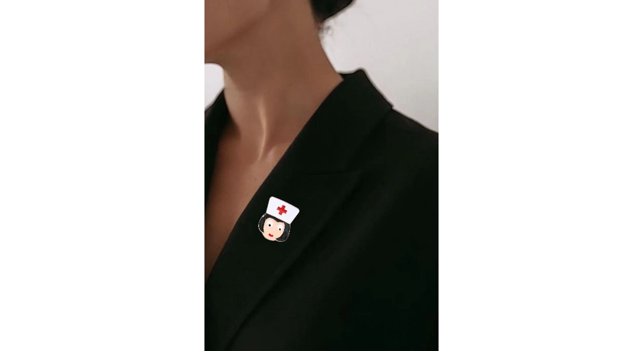 Karışık Renk Hemşire Figürlü Broş