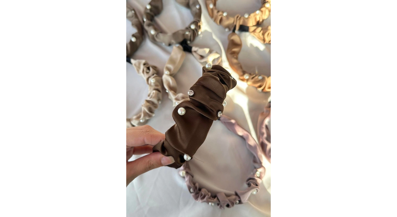 Karışık Renk İnci Ve Taş Detaylı Büzgülü Taç