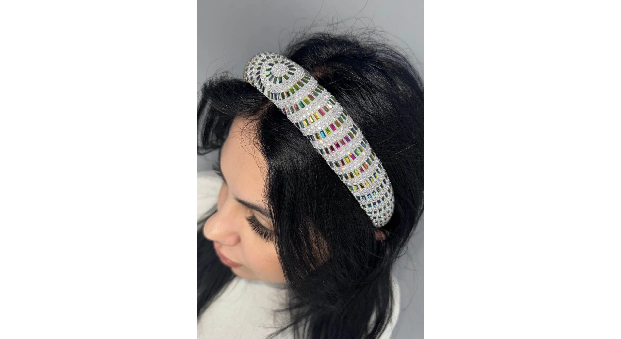 Karışık Renk Kristal Taş Detaylı Taç