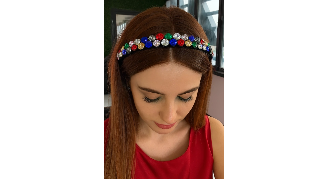 Karışık Renk Taş Detaylı Tasarım Taç