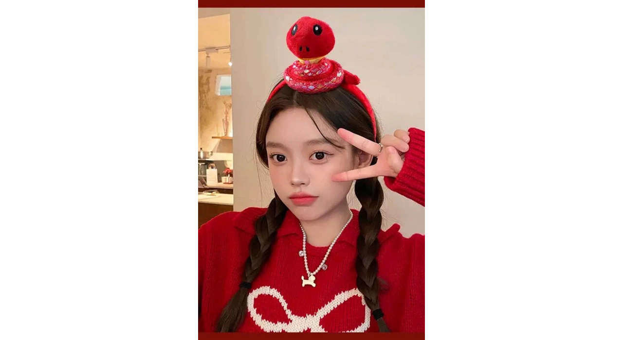 Kırmızı Renk Yılan Figürlü Taç