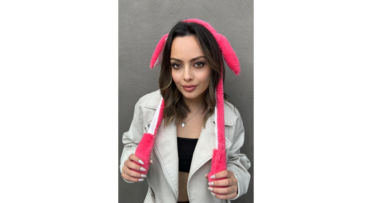 Koyu Pembe Renk Kulakları Oynayan Peluş Taç